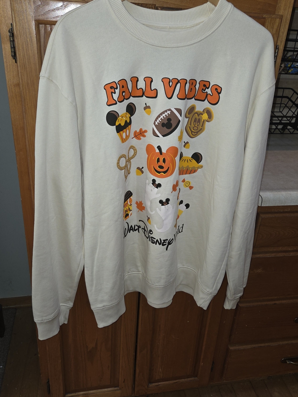 Disney Parks WDW unisex crewneck Large sweatshirt Fall Vibes new without tags